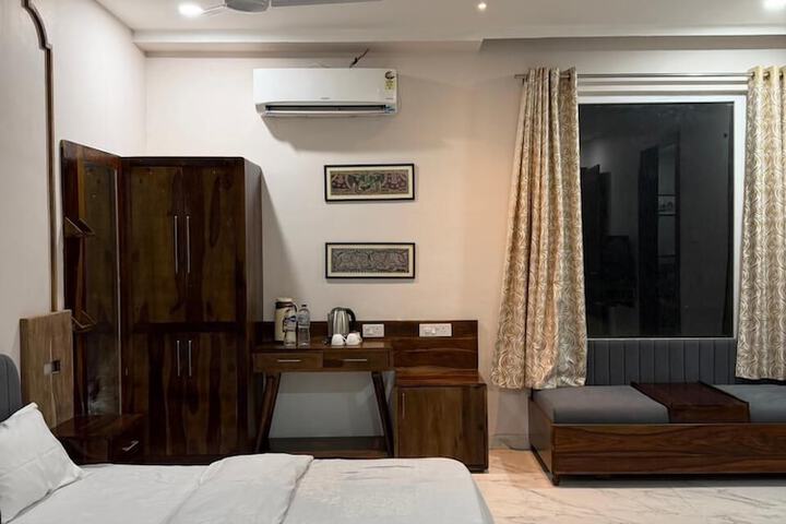 Room 10 of 28