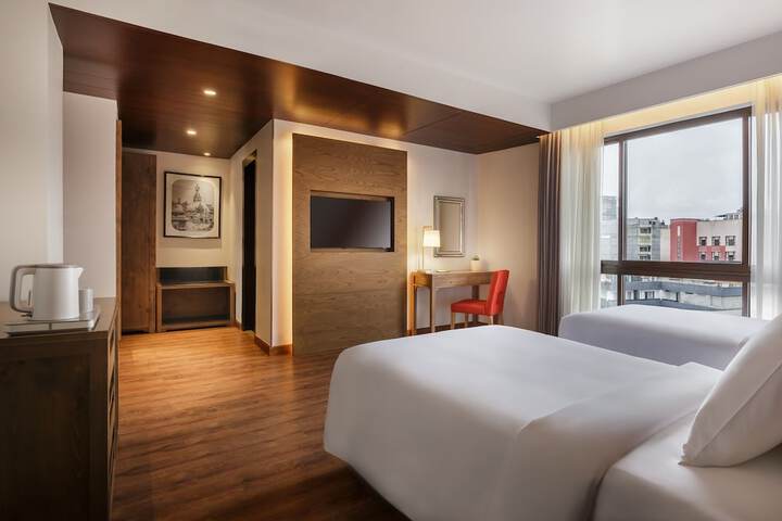 Room 6 of 25