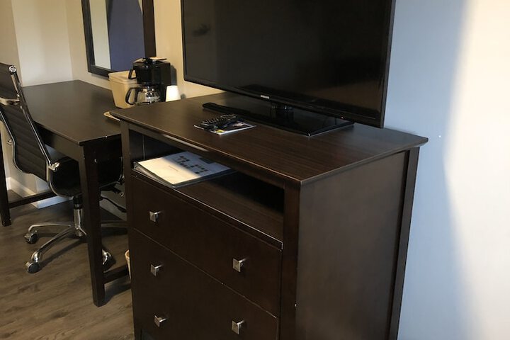 1 King Bed | (14 of 19)