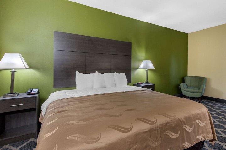 1 King Bed (5 of 9)