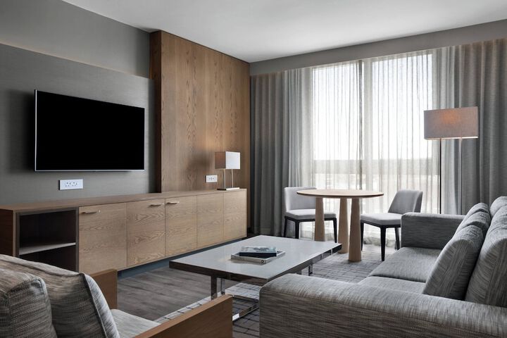 Lounge 52 of 69
