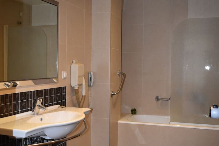 Room 33 of 261
