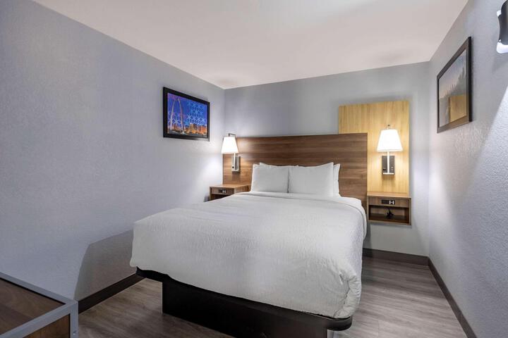 1 Queen Bed Flat Screen Television Microwave and Refrigerator High Speed Internet Accessible Full Breakfast (9 of 22)