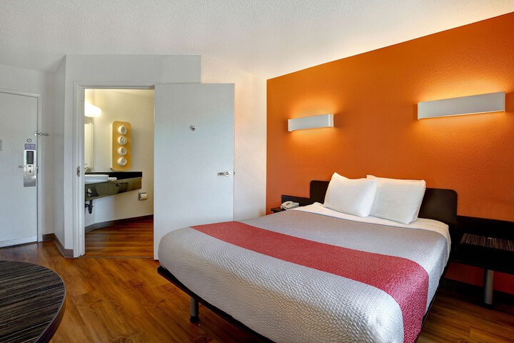 1 Queen Bed (8 of 16)