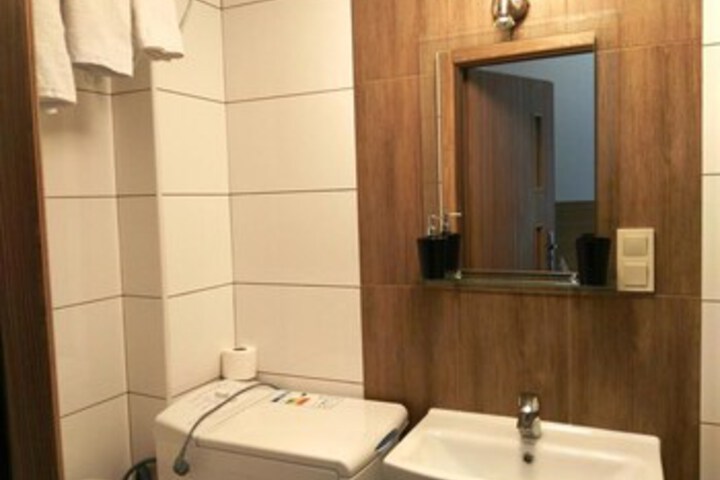 Room 10 of 99