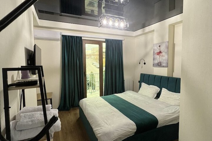 Room 4 of 32