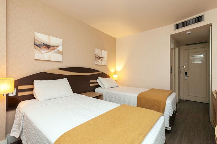 Room 6 of 28