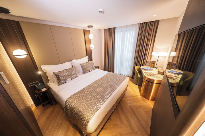 Room 30 of 200