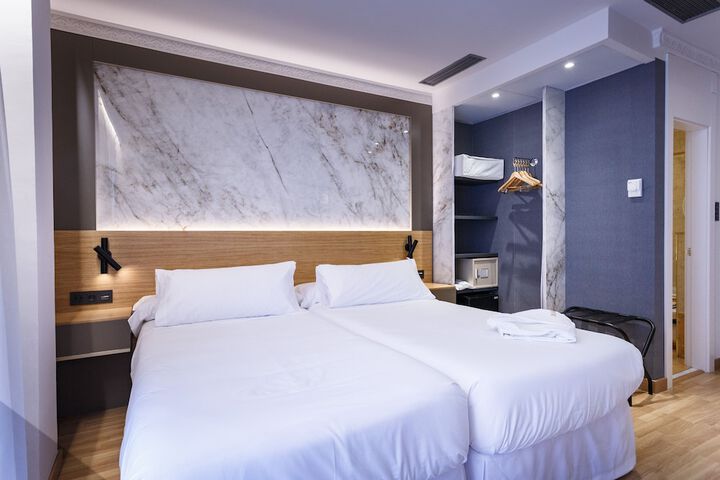 Room 32 of 60