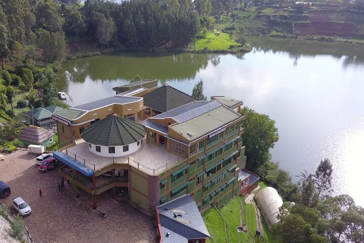 Bunyonyi Safaris Resort
