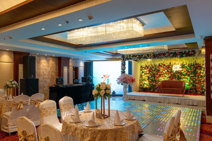 Ballroom/Hall 53 of 74
