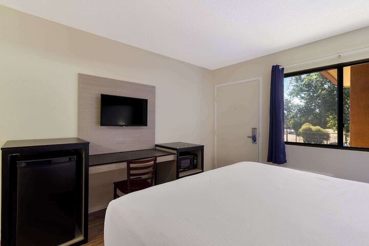 1 King Bed (1 of 7)