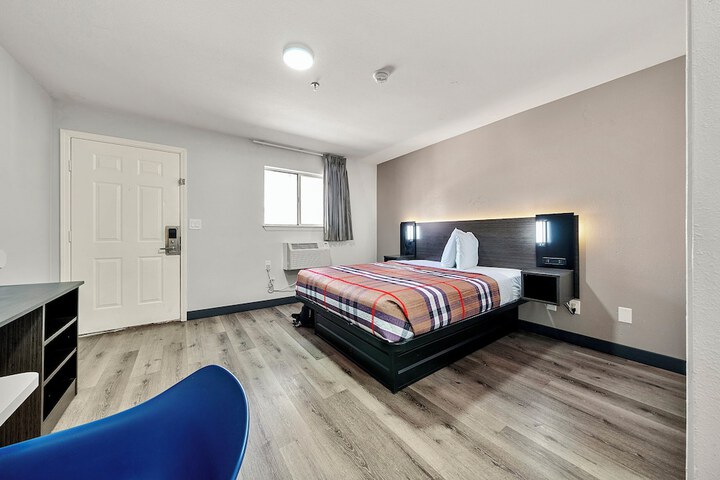 Room 4 of 12