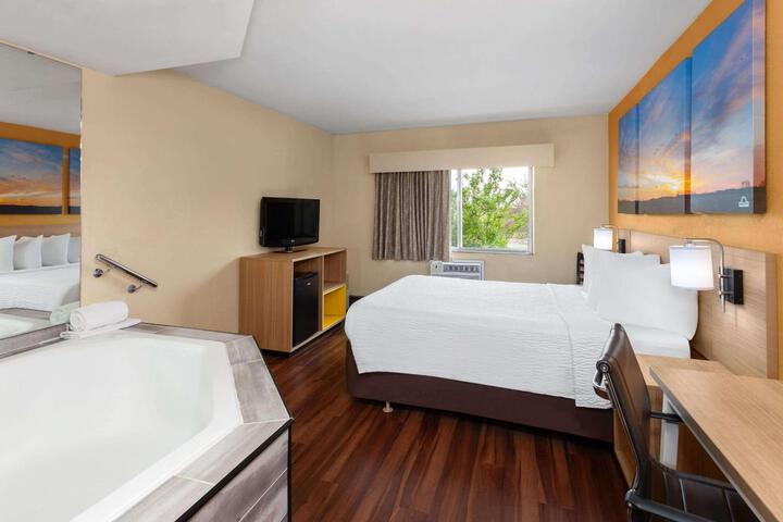 1 Queen Bed (14 of 15)