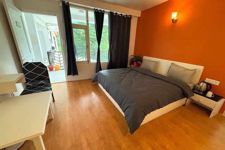 Room 6 of 13