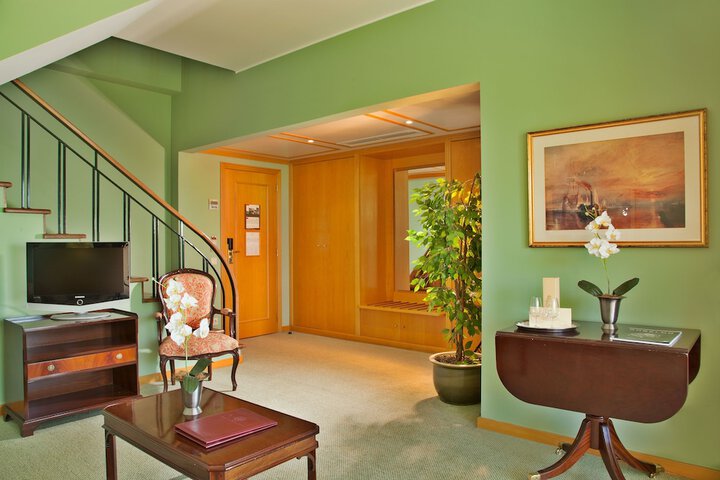 Room 15 of 48
