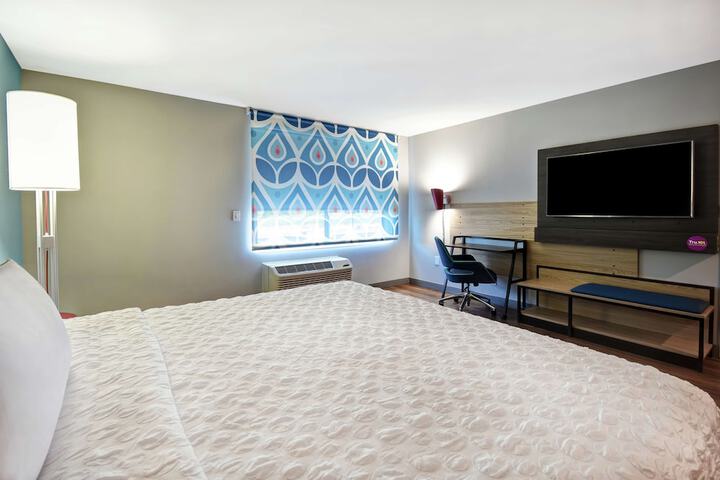 1 King Bed (3 of 12)