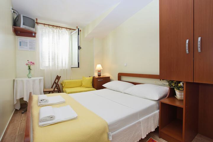 Room 4 of 32