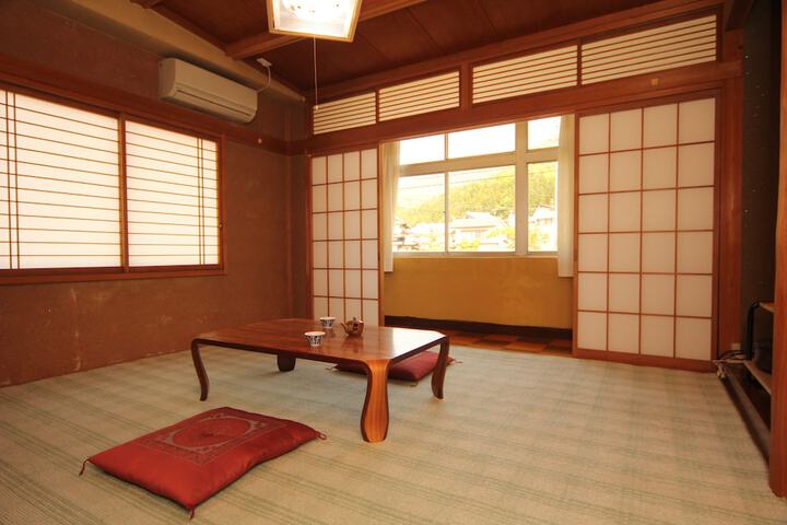 Room 8 of 65