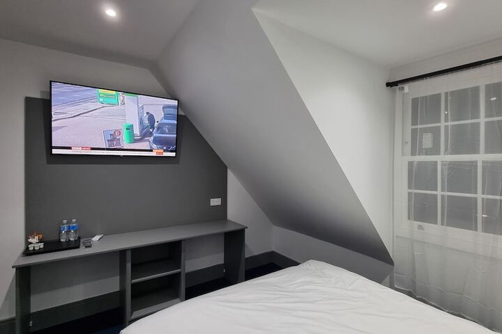 Room 4 of 8