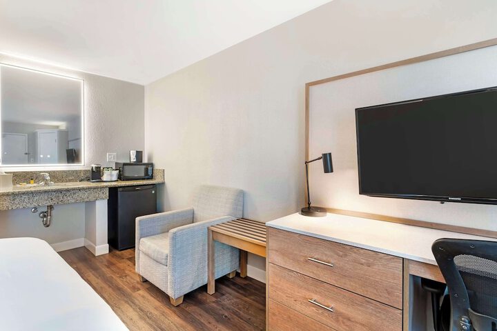 1 Queen Bed Exterior Accessible Microwave and Refrigerator Full Breakfast (11 of 22)