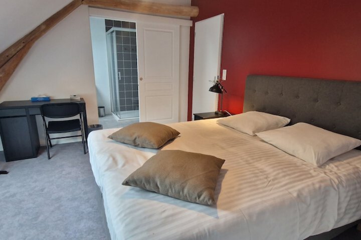 Room 6 of 35