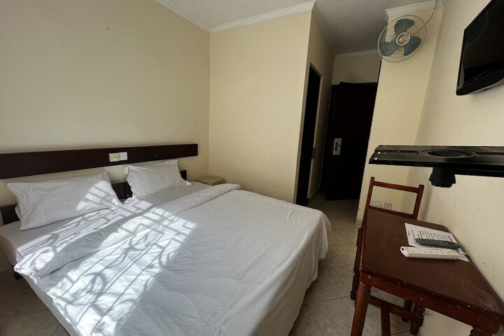 Room 7 of 12
