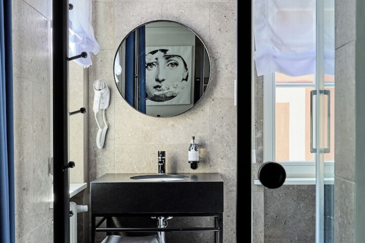 Room 33 of 48