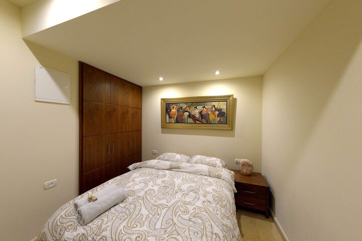 Room 4 of 25