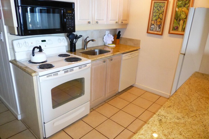 Lower Honoapiilani Condo #206 2 Bathrooms Condo in Lahaina, HI