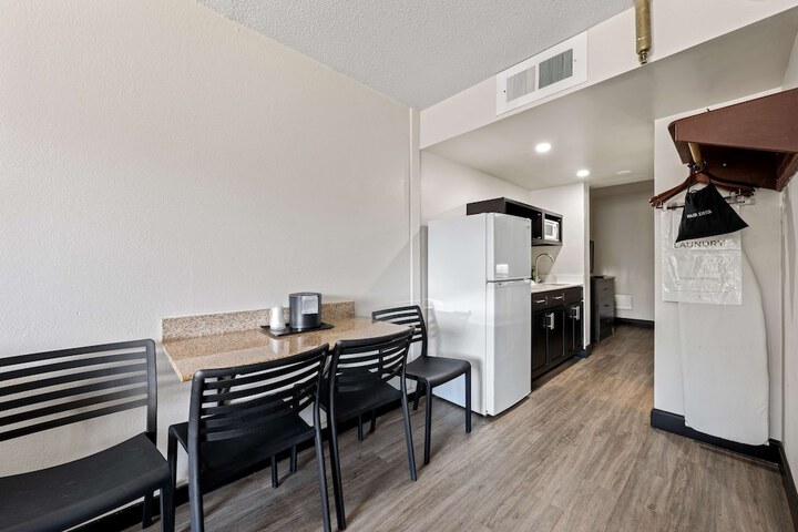 2 Double Beds Microwave and Refrigerator Flat Screen Television Work Desk High Speed Internet Accessible Continental Breakfast (19 of 32)