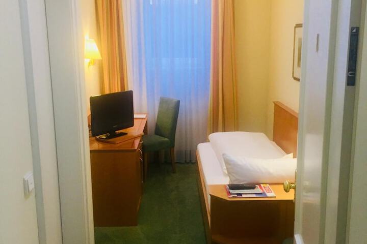 Room 5 of 33