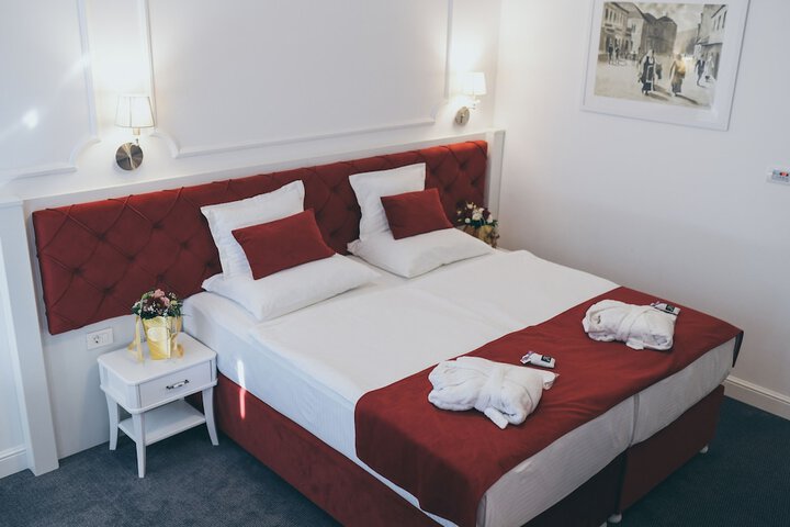 Room 12 of 32