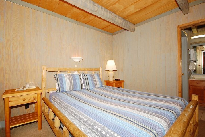 1 Queen Bed (8 of 23)