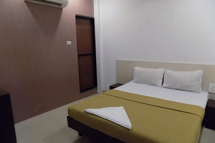 Room 11 of 12