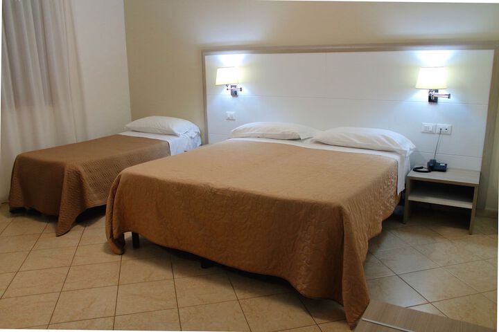 Room 5 of 125