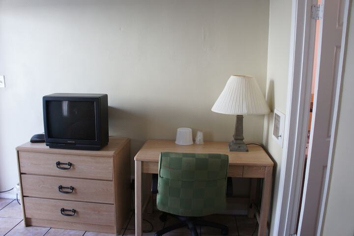 1 Queen Bed (6 of 8)