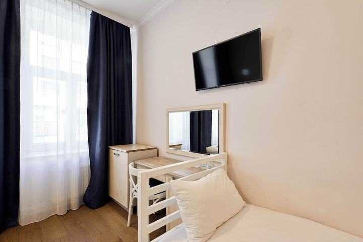 Room 28 of 76
