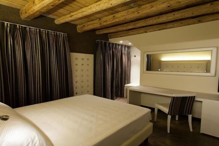 Room 16 of 34