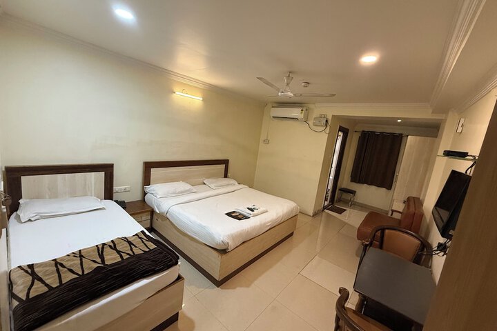 Room 7 of 12