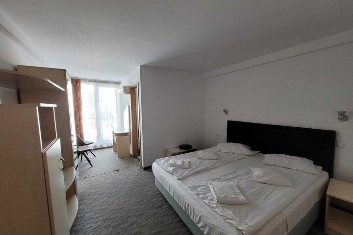 Room 6 of 16
