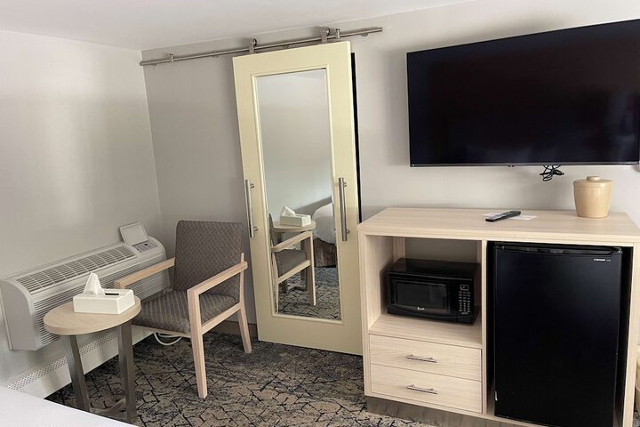 2 Queen Beds Outdoor Pool Area Desk Work Space Refrigerator, Coffee and Tea Maker Full Breakfast (11 of 20)