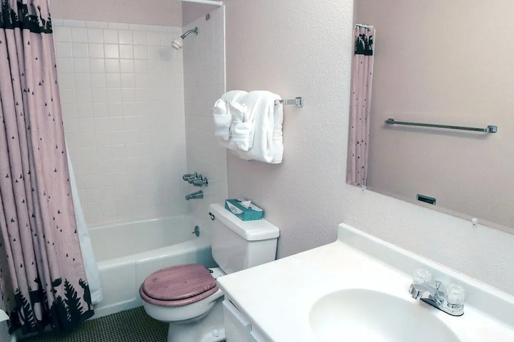 Room 5 of 9