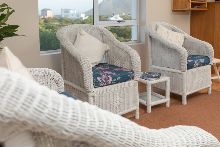 Lounge 30 of 47