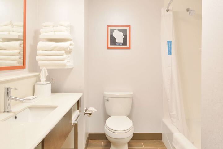 2 Queen Beds Mobility Accessible with Tub (2 of 16)
