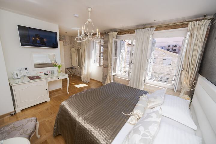 Room 2 of 31