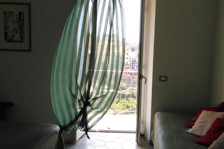 Room 11 of 33