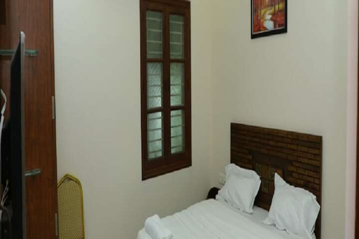 Room 5 of 16
