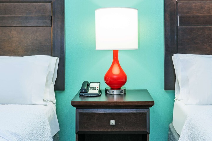 2 Queen Beds (7 of 9)