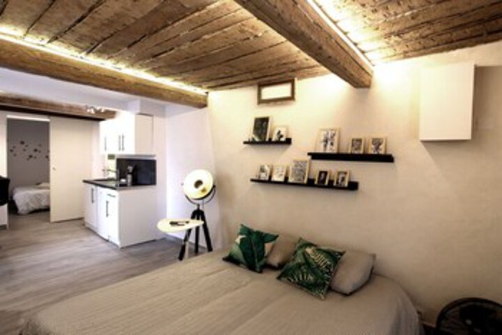 Room 27 of 34